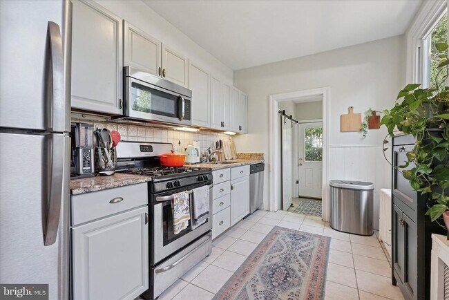Building Photo - 466 Conarroe St
