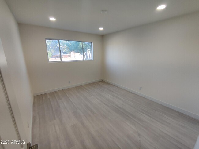 Building Photo - 3208 W Bloomfield Rd