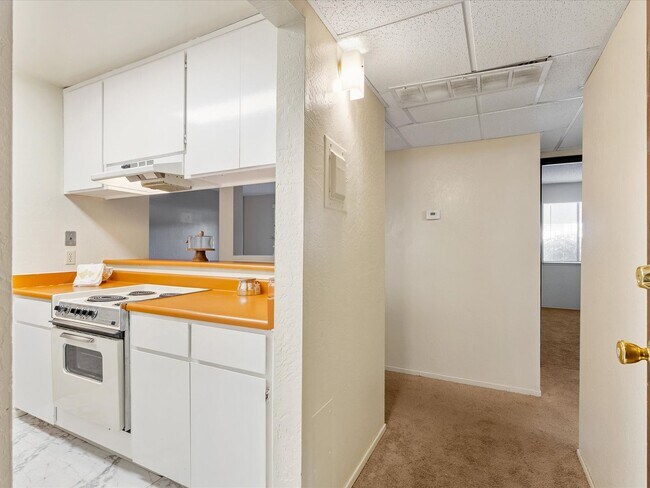 Building Photo - 2955 Lakeside Dr