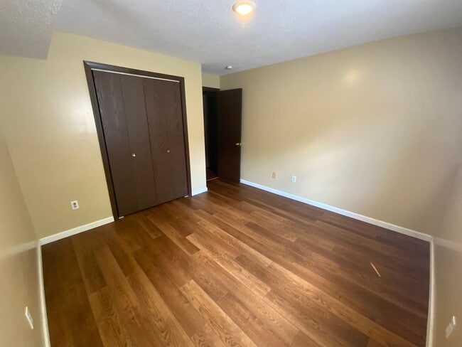 Building Photo - 3 Bedroom 1 Bathroom Apartment