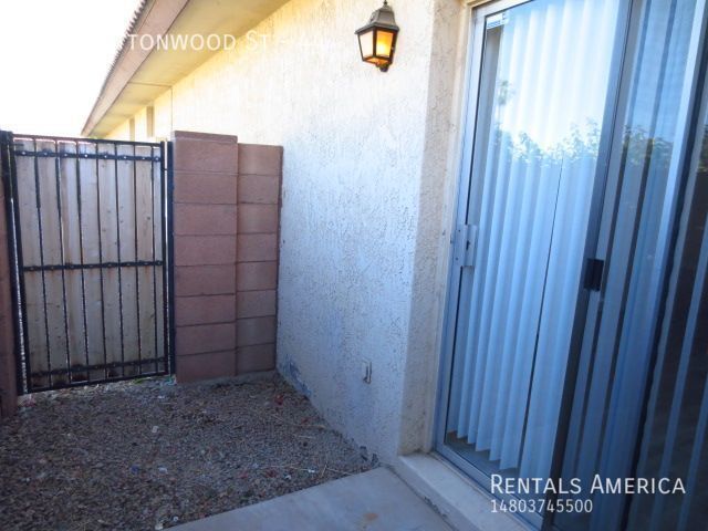 Building Photo - 2 Master Bedrooms in Fully Remodeled, Sing...
