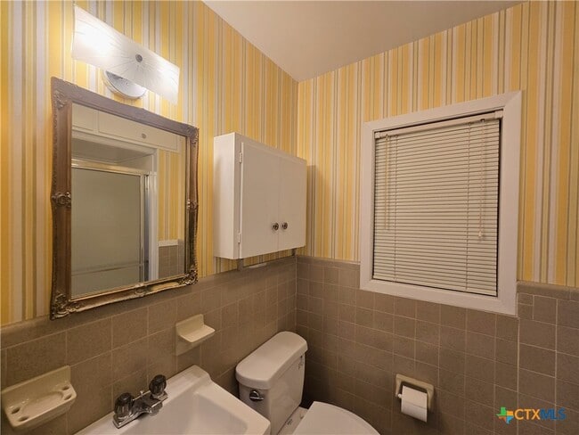 Building Photo - 1401 W Ave B