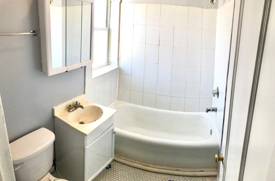 Building Photo - 4355 S Sawyer Ave