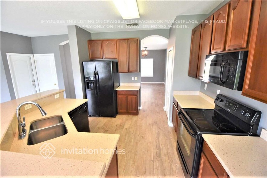 Building Photo - 2850 Woodstone Dr