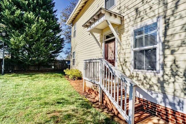 Building Photo - 105 Woodside Cir