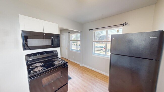 Building Photo - 388 S Powell Ave