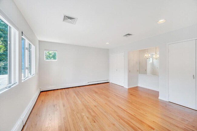 Building Photo - 18 Parkside Dr