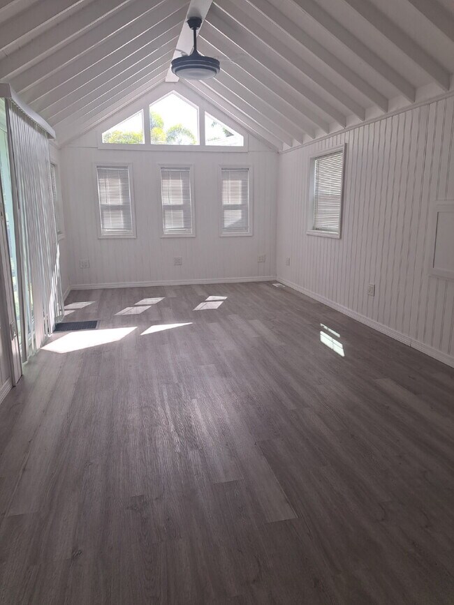 Building Photo - Nicely Redone 1/1 on Center Lake