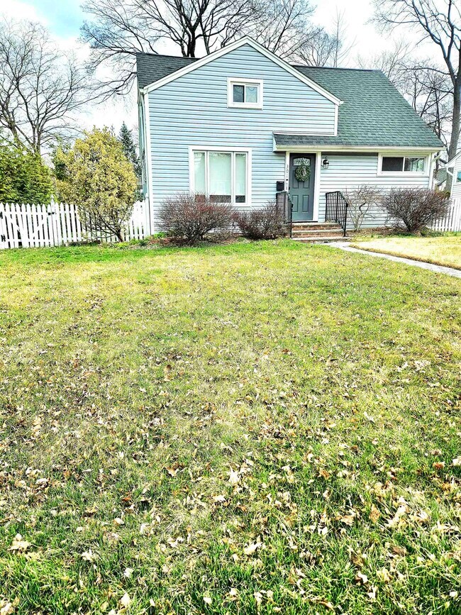 Building Photo - 301 E Glen Ave