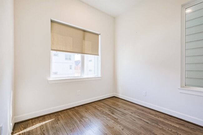 Building Photo - 946 W 18th St