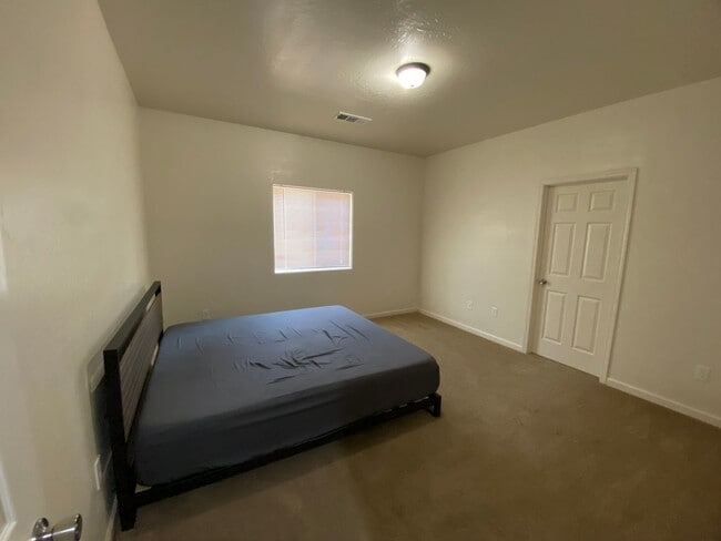 Building Photo - Newer home for rent in Visalia