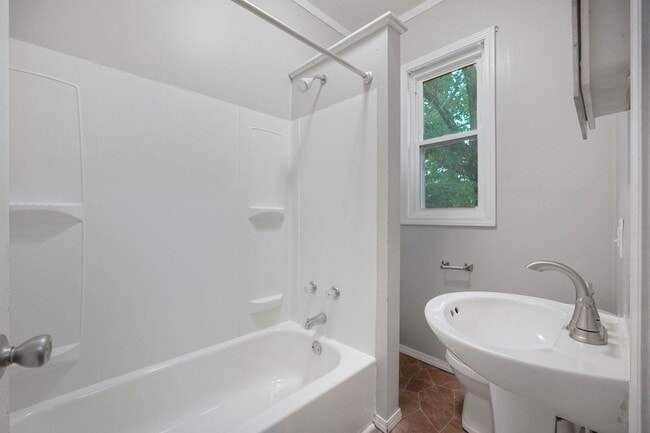 Building Photo - NEW LISTING -5 BEDROOM HOUSE!