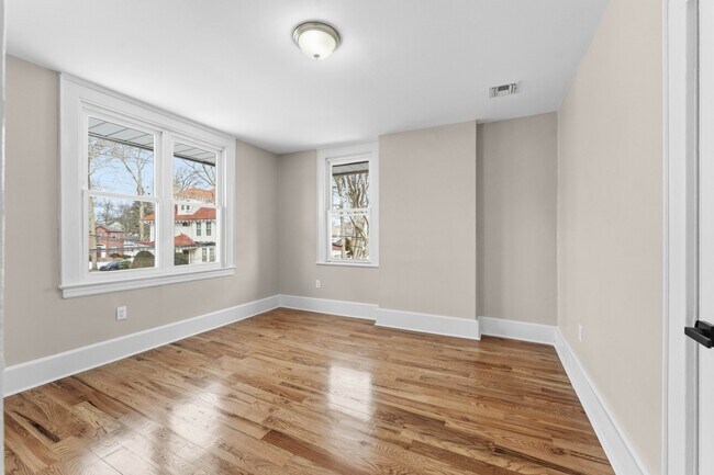 Building Photo - 94-96-96 Montrose St