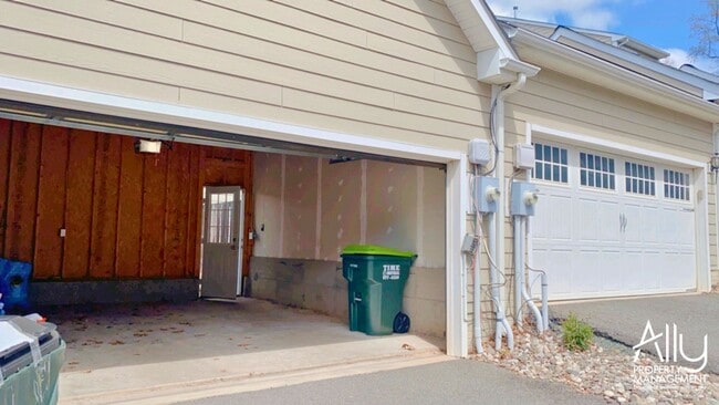 Building Photo - 908 Rainier Rd