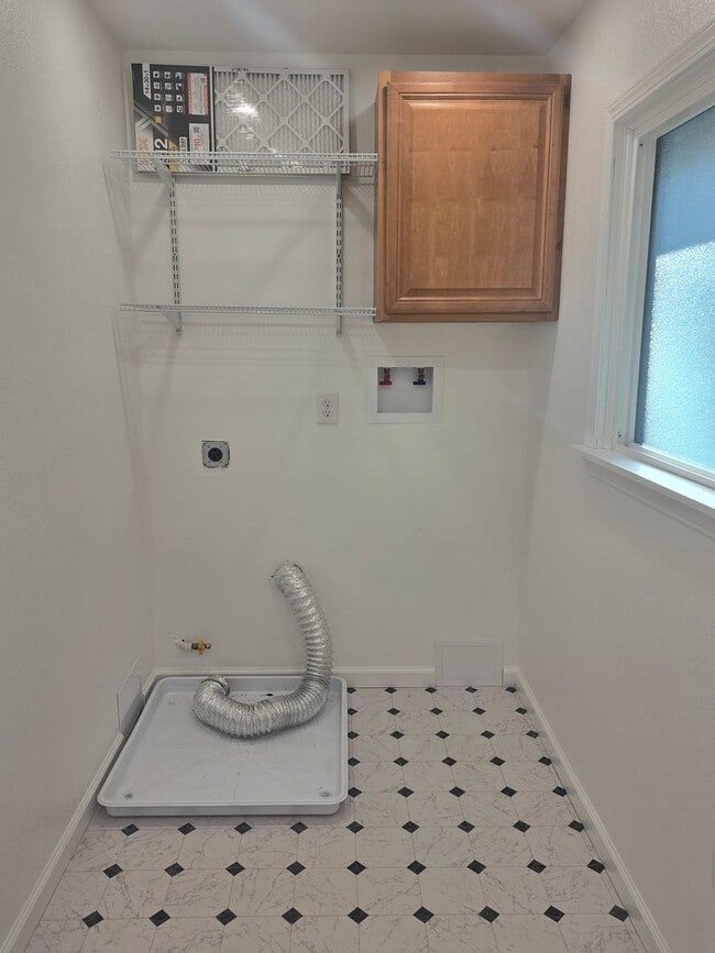 Building Photo - Calm Surrounds This Beautiful Cabin Home