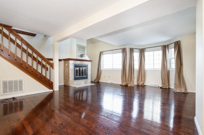 Building Photo - 117 Tall Oaks Dr