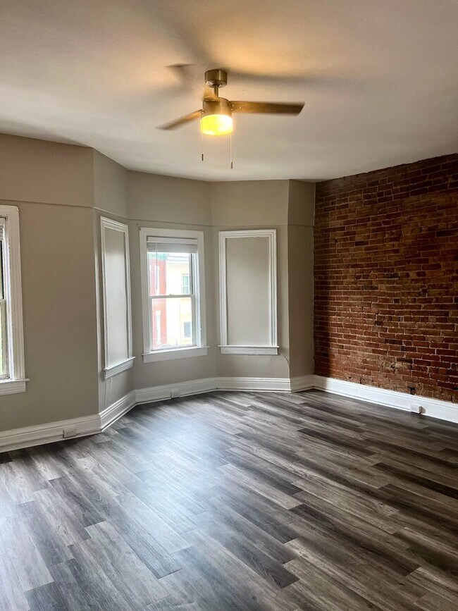 Building Photo - *** Apartment in South Oakland * Spacious & Renovated * Pet Friendly * Walk to Pitt * Exposed Bri...