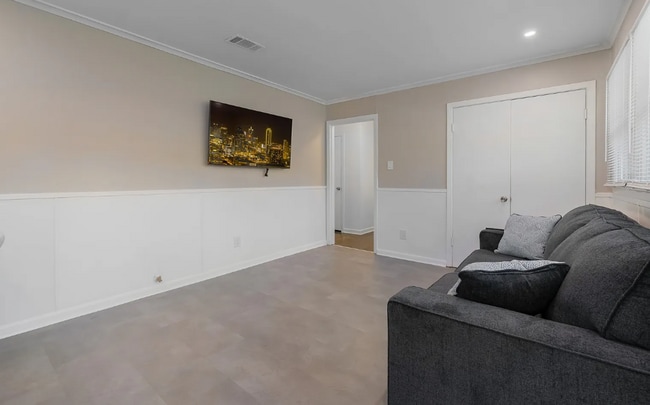 Building Photo - 3 Bedroom home in highly desireable area