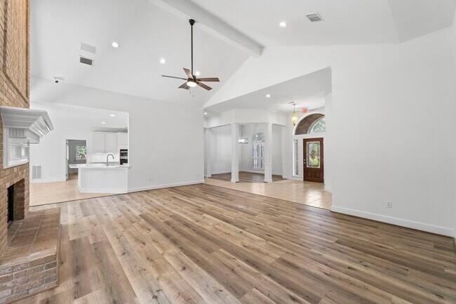 Building Photo - 15456 Pin Oak Dr