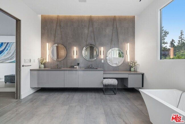 Building Photo - 5365 Vanalden Ave