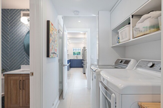 Building Photo - 634 W 47th St