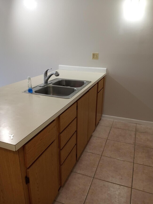 Building Photo - 2771 Riverside Dr