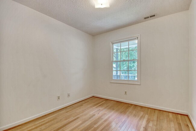 Building Photo - 1028 Duke St