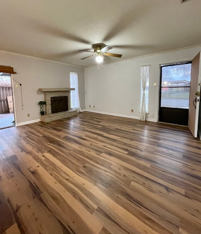 Building Photo - 1051 Country Club Dr