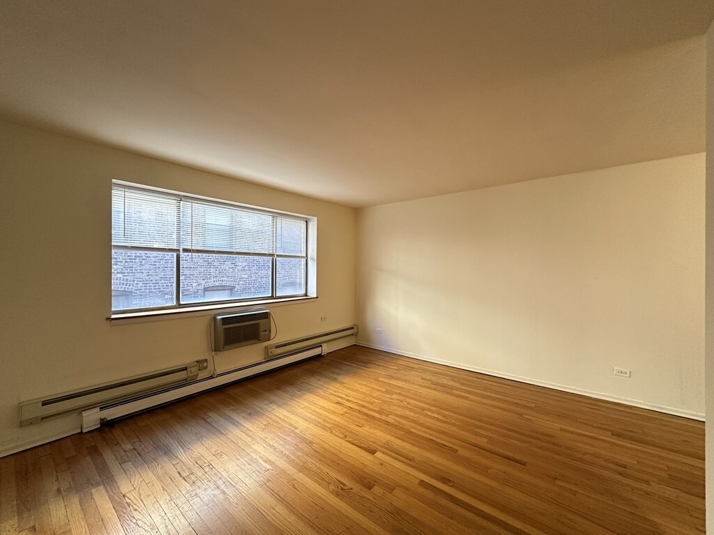 Building Photo - 665 W Wrightwood Ave