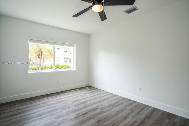 Building Photo - 725 81st St