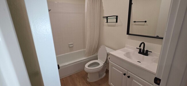 Building Photo - Steps from SJSU | 2 Master Suites | Gated + Parking |