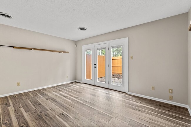 Building Photo - Modern Comfort in the Heart of West Knoxville