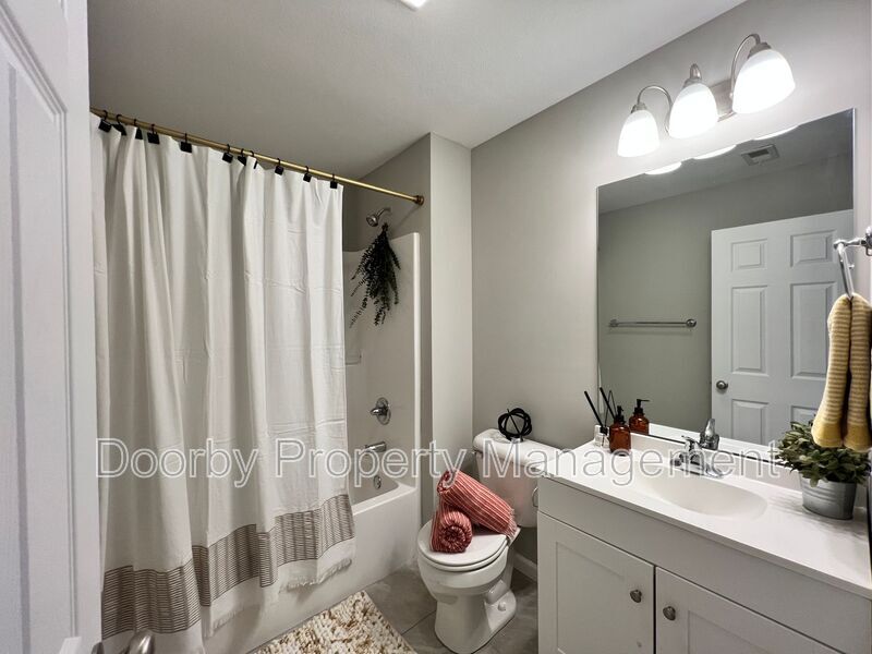 Building Photo - 2106 Duncan Ave