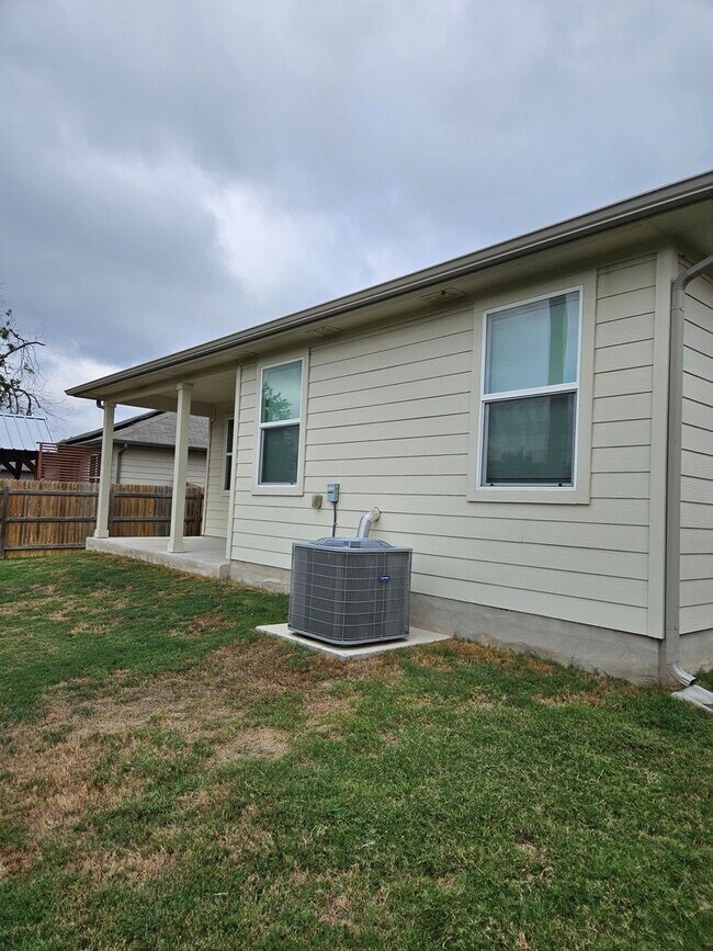 Building Photo - 4-Bedroom Home for Lease – Hutto, TX
