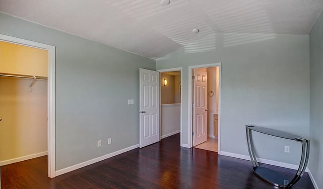 Building Photo - Updated and Bright 2B/2B Available for August!