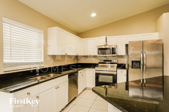 Building Photo - 2709 SW 4th Ave