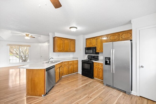 Building Photo - 3 Bed 2 Bath Home Near Post for Rent!
