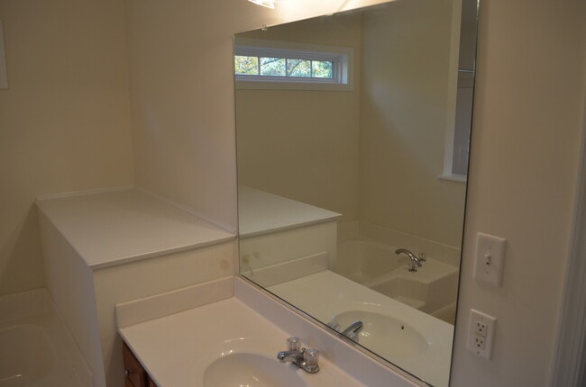 Building Photo - 4000 Oakleaf Rd