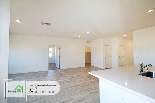 Building Photo - 2141 Hilltop Dr