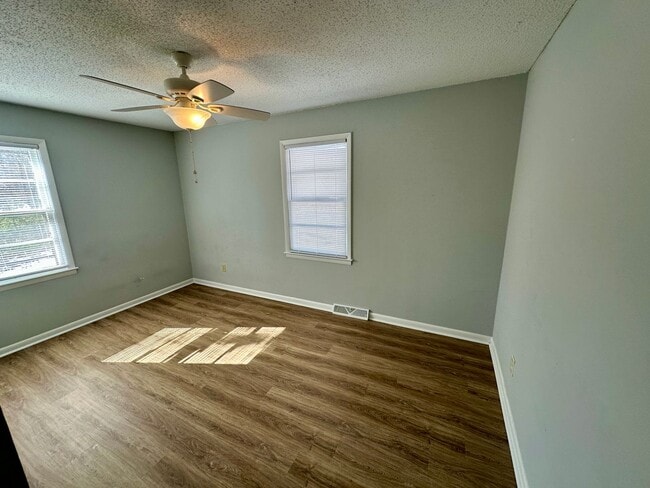 Building Photo - 3 Bedroom 1.5 Bathroom Home - Newly Updated - Available Now