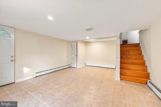 Building Photo - 840 Delmont Dr