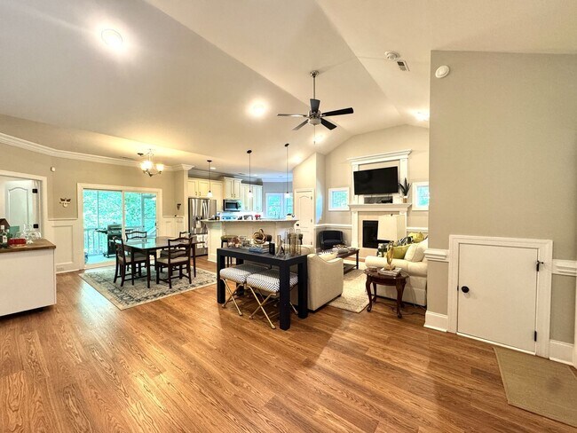 Building Photo - Stunning Home with an Upstairs Apartment or In-law Suite