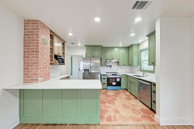 Building Photo - Stunning 3/2.5 with Office in West Lampasas