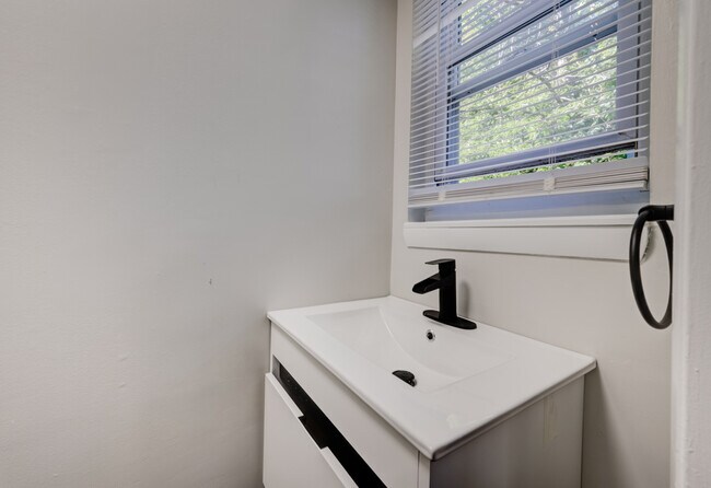 Building Photo - 20 Howard St