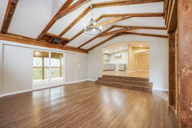 Building Photo - "Charming 3-Bed Sanctuary with Scenic Views in Floral City - 1608 Sq Ft of Comfort!"