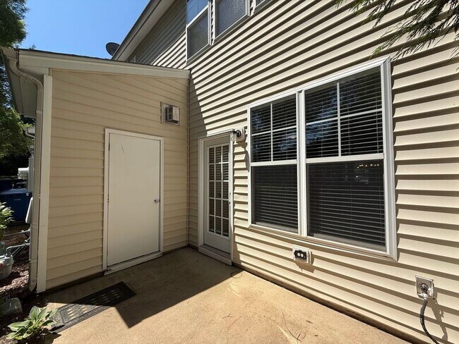 Building Photo - 3021 Parkersburg St