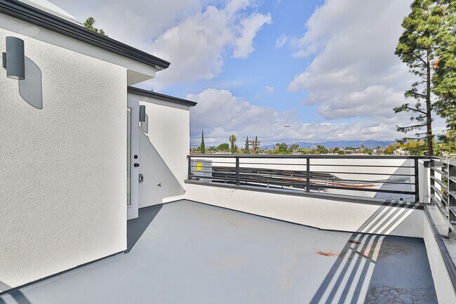 Building Photo - NEW CONSTRUCTION LUXURY 4 BED TOWNHOMES WITH ROOF DECKS