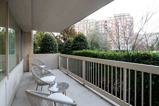 Building Photo - 1600 S Eads St