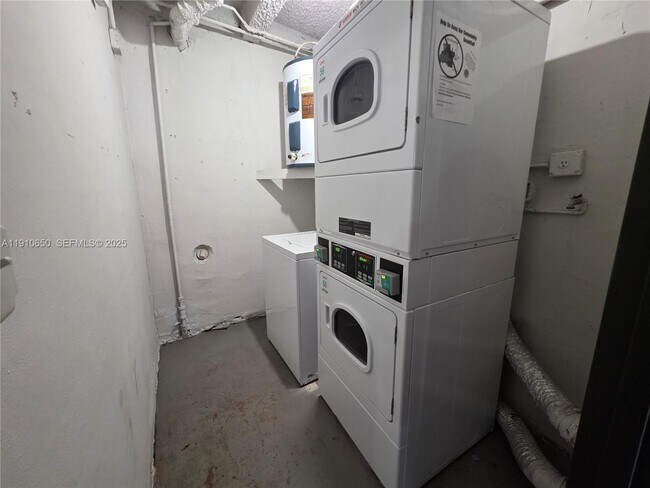 Building Photo - 10399 N Kendall Dr