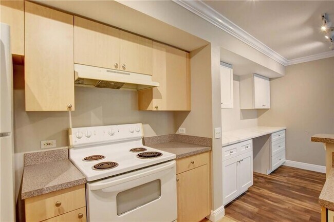 Building Photo - 1312 Villa Cir